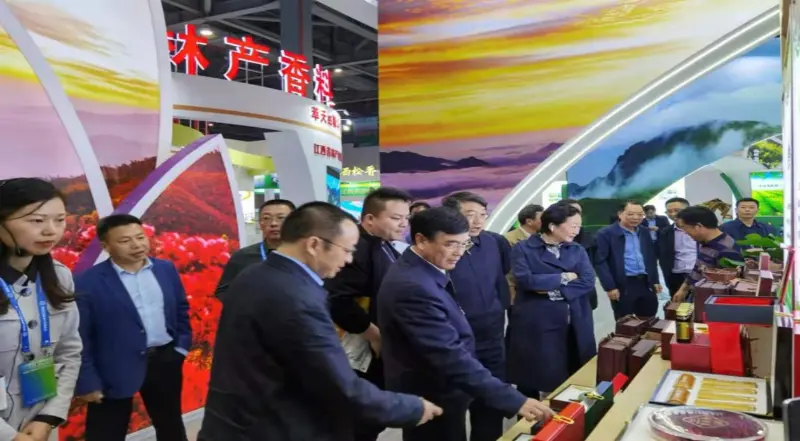 Führungskräfte der National Forestry and Grassland Administration und des Jiangxi Provincial Forestry Bureau inspizieren unseren Stand auf der Provincial Forestry Expo